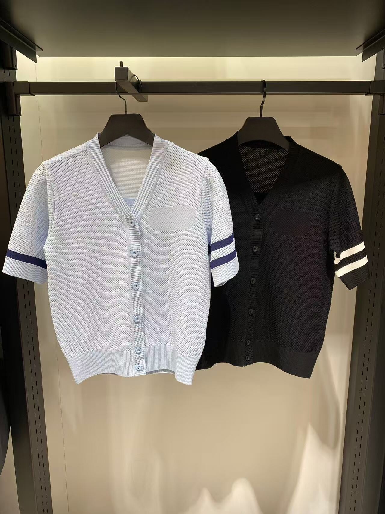 Golf Equipment Women - เสื้อกอล์ฟผู้หญิงเกาหลีแท้ ปี 2026 คอเสื้อสีตัดต่อ แขนสั้น ผ้าถักบาง