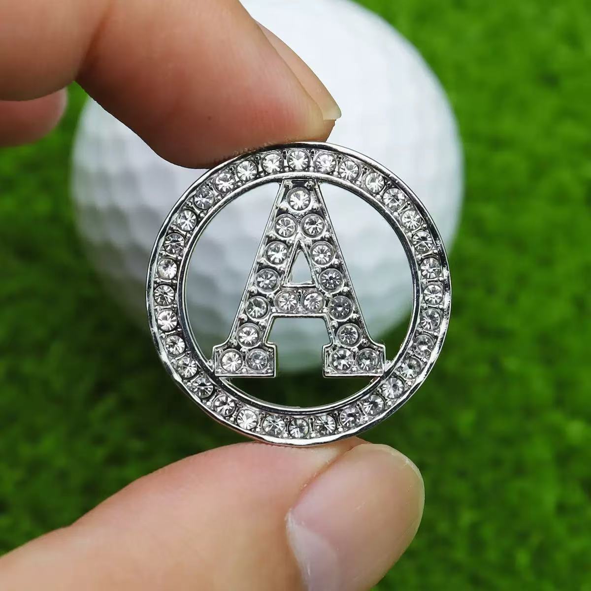 Ball Marker Set - คลิปหนีบหมวกกอล์ฟแบบแม่เหล็กพร้อมมาร์กเกอร์รูปทรง A ประดับด้วยเพชรระยิบระยับ อุปกรณ์เสริมสำหรับนักกอล์ฟแบบปลดเร็ว